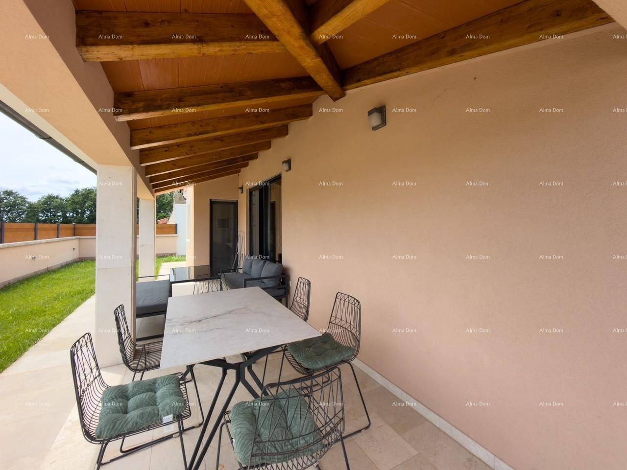 Gemütlicher Essbereich auf der überdachten Terrasse mit modernen Stühlen und Blick ins Grüne.