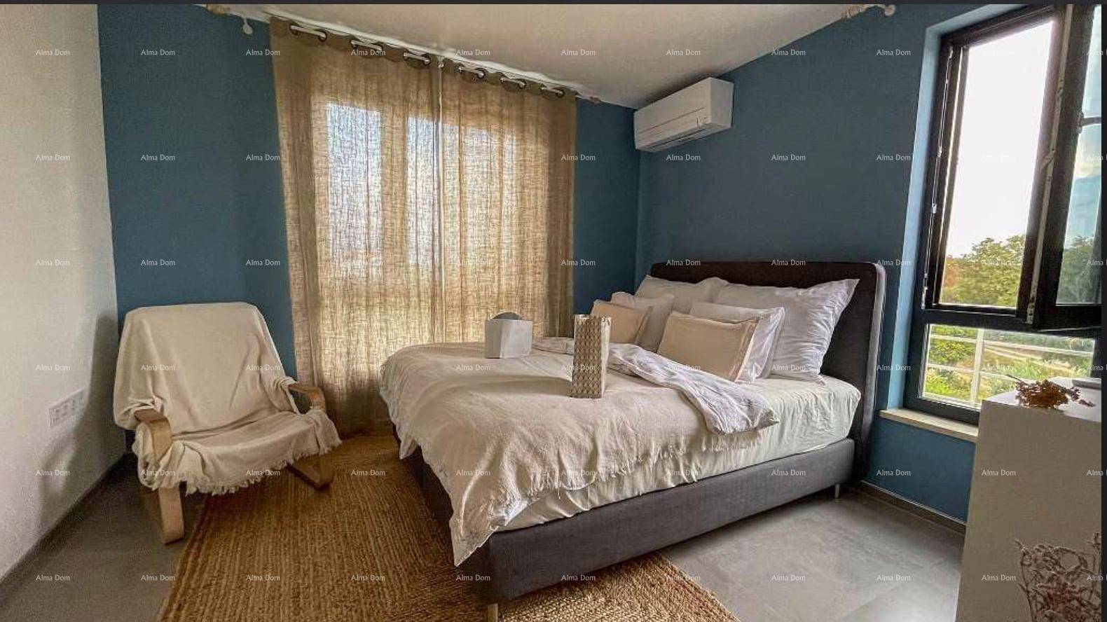 Ruhiges Schlafzimmer mit Doppelbett, bequemen Möbeln und großen Fenstern.