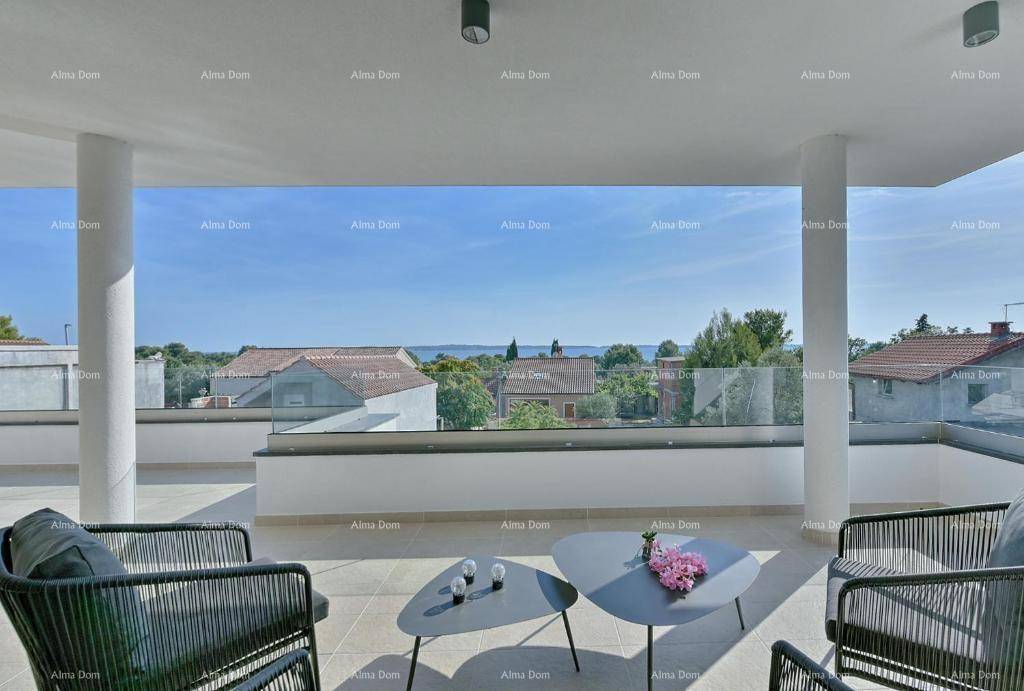 Geräumige Dachterrasse mit Sitzgelegenheiten und weitem Blick auf das Meer und die Umgebung.