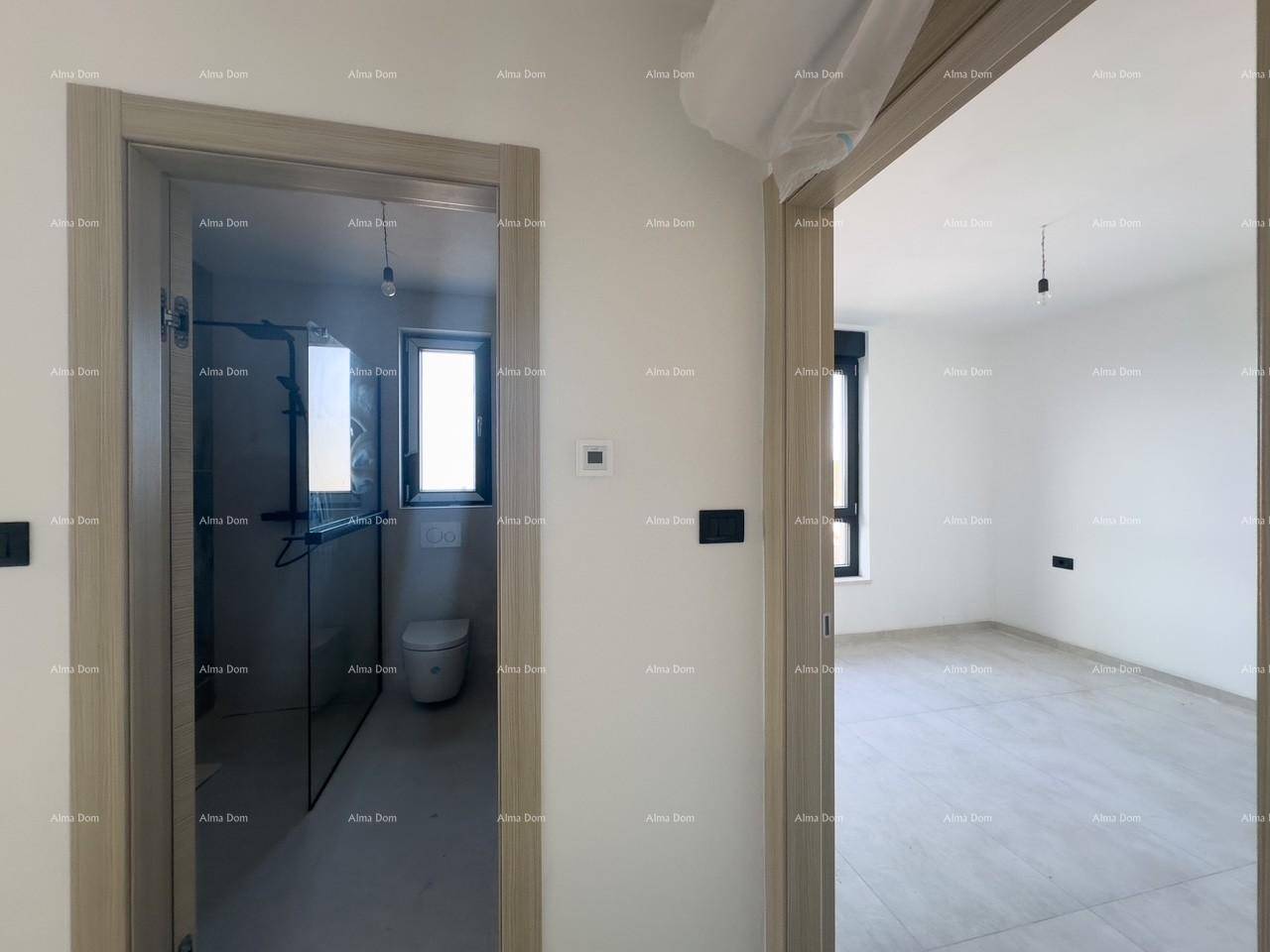 Blick durch eine Tür in ein modernes Badezimmer mit Dusche und in einen weiteren hellen Raum.