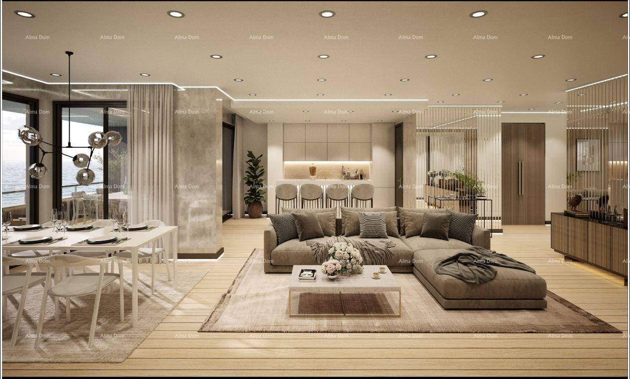 Geräumiger Wohnbereich mit beigem Sofa, Esstisch und moderner Küche im Hintergrund.