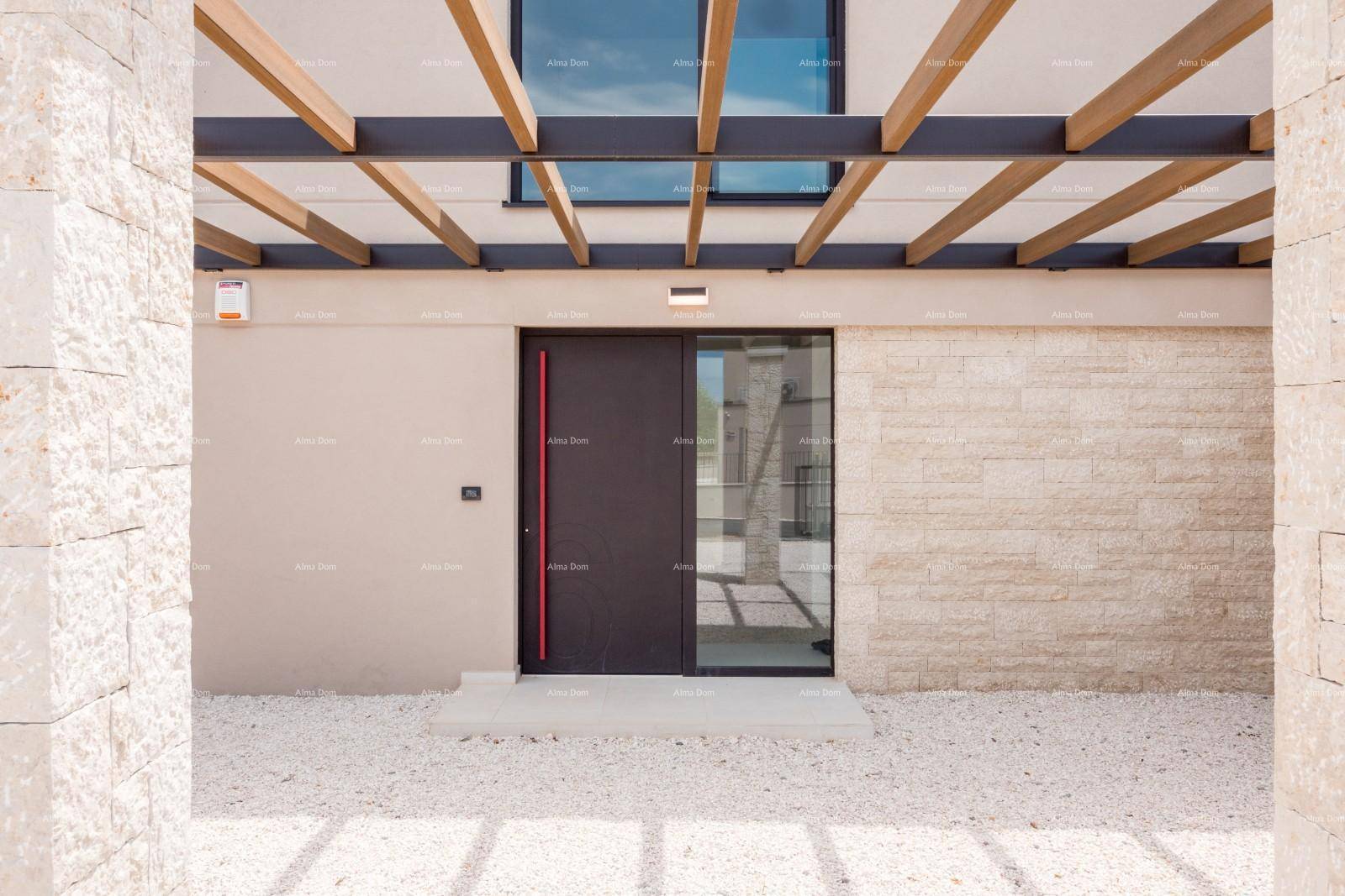 Moderner Eingangsbereich mit Holzbalken-Pergola, Kiesfläche und Steinfassade.
