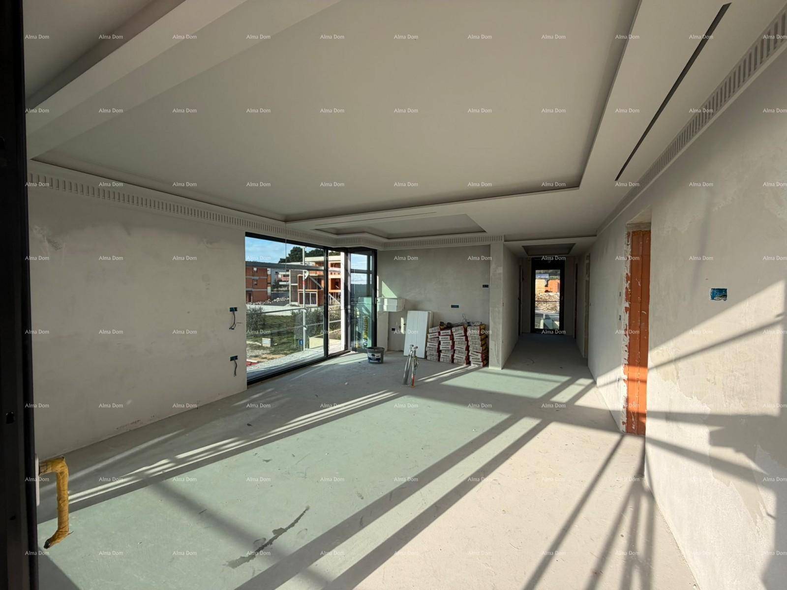 Heller Innenraum im Rohbau mit viel Sonnenlicht und Blick auf die Baustelle.