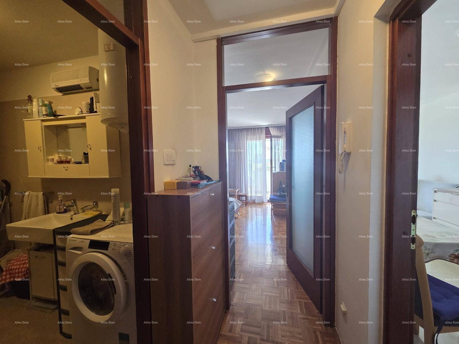 Hauswirtschaftsraum mit Waschmaschine, Spülbecken und Warmwasserbereiter, praktisch und funktional.