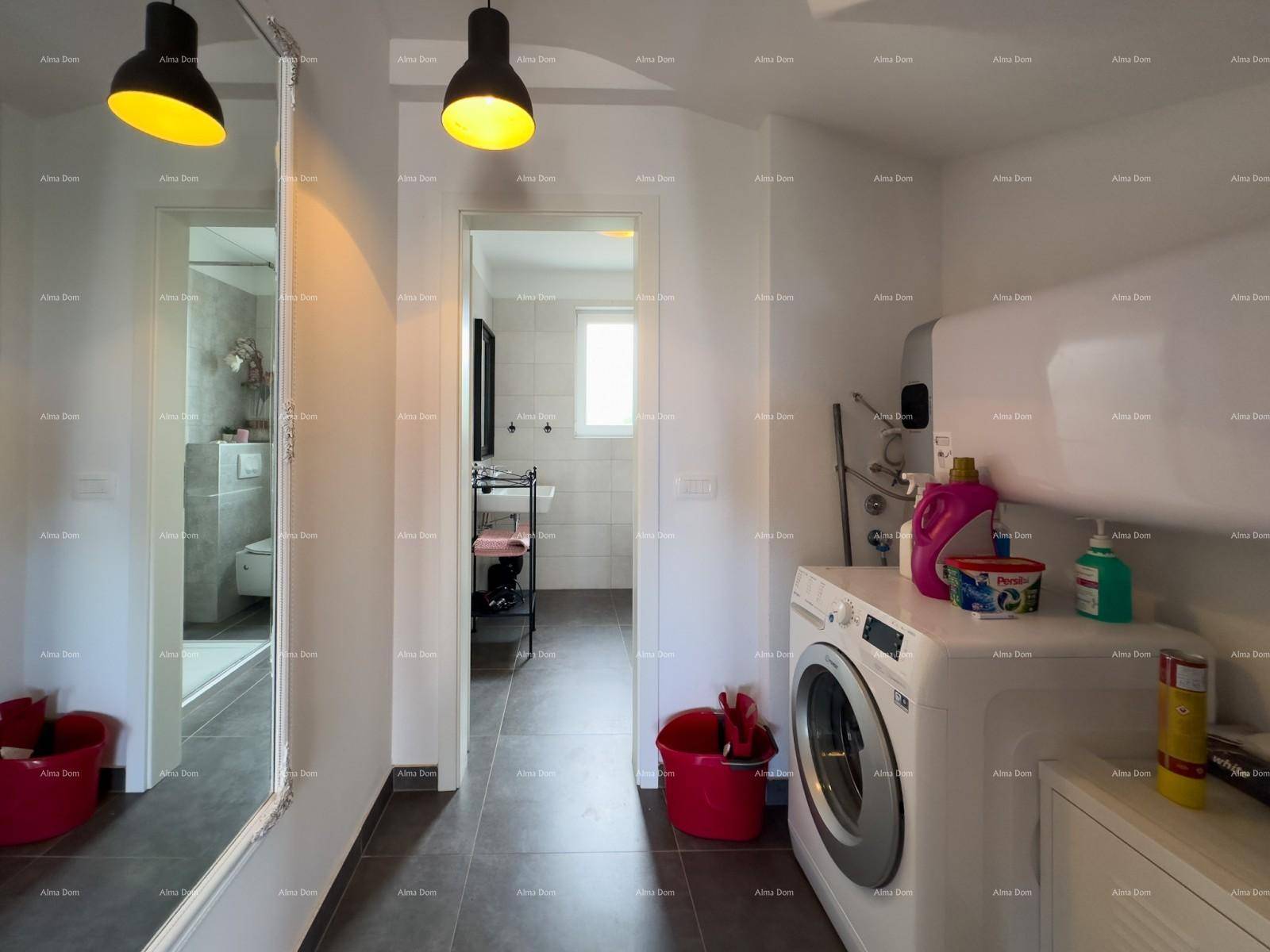 Praktischer Hauswirtschaftsraum mit Waschmaschine, Warmwasserbereiter und Zugang zum Badezimmer.