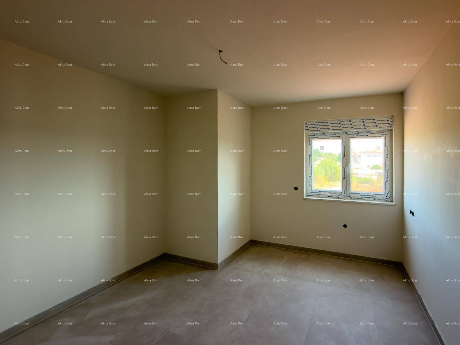 Unmöbliertes Schlafzimmer im Rohbau mit Fenster und Fliesenboden, viel Tageslicht.