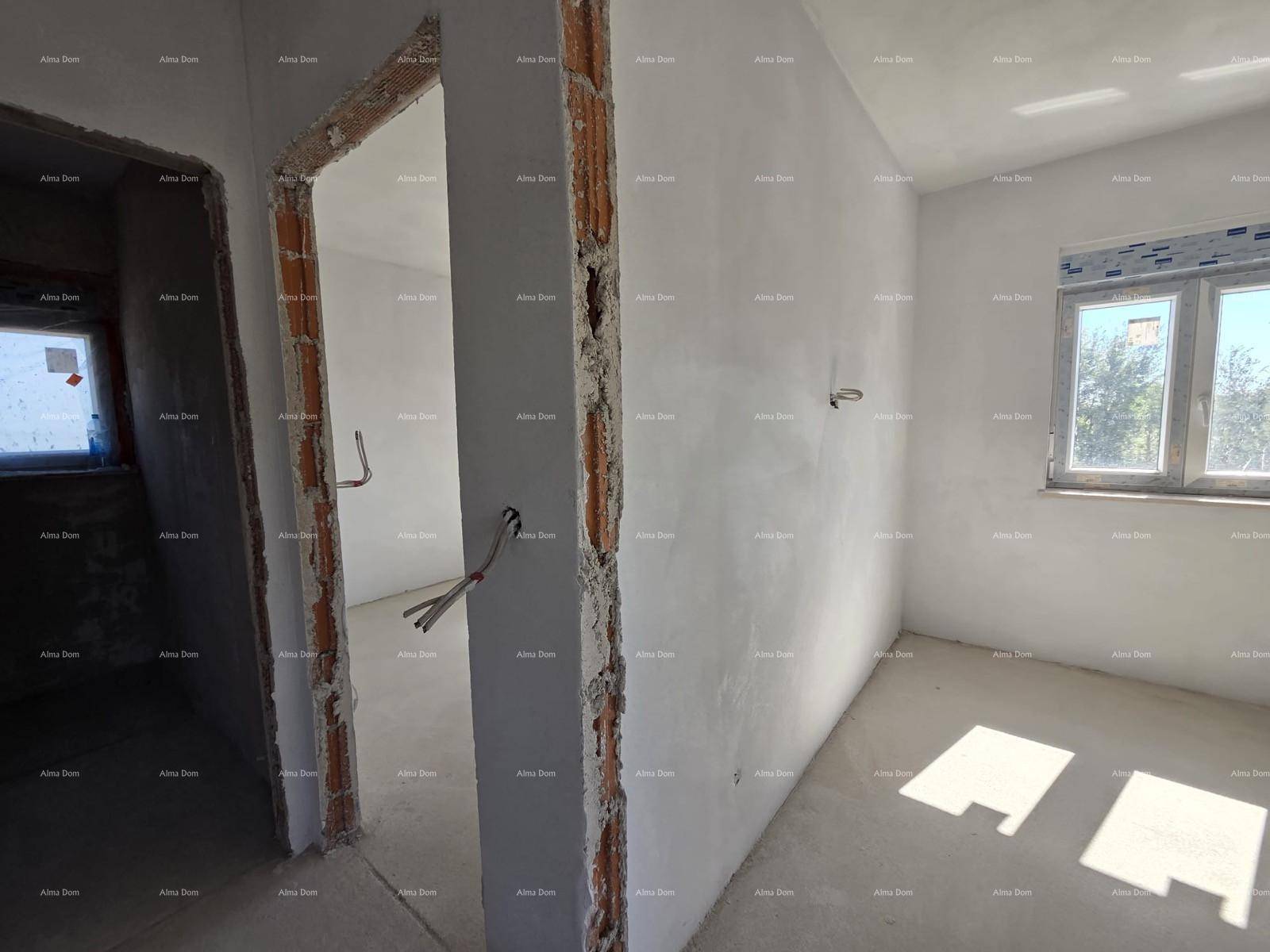 Unfertiges Zimmer mit Fenster und Türöffnung, ideal für ein Schlafzimmer oder Büro.
