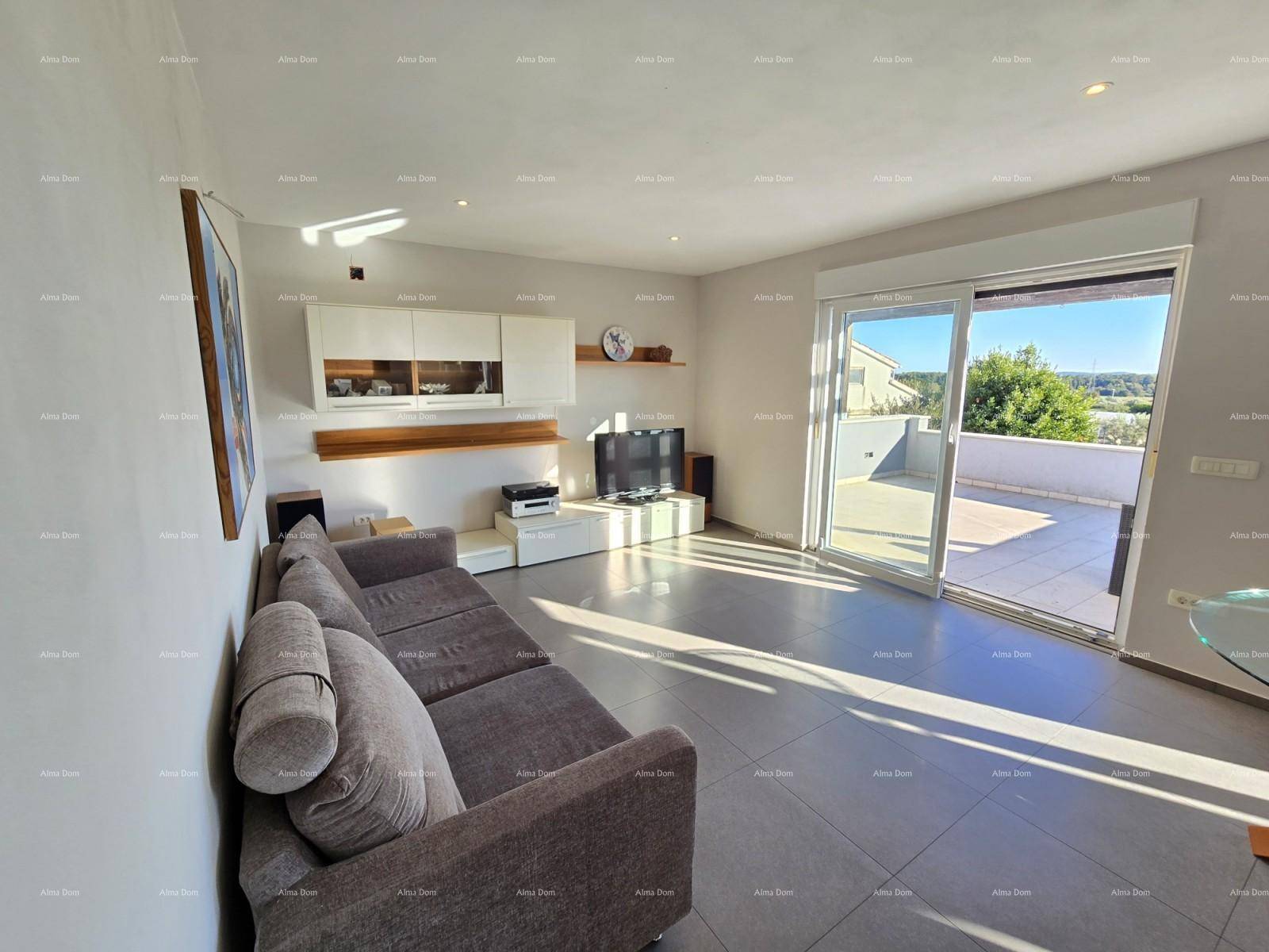 Helles Wohnzimmer mit Sofa und großen Schiebetüren, die zur Terrasse führen.
