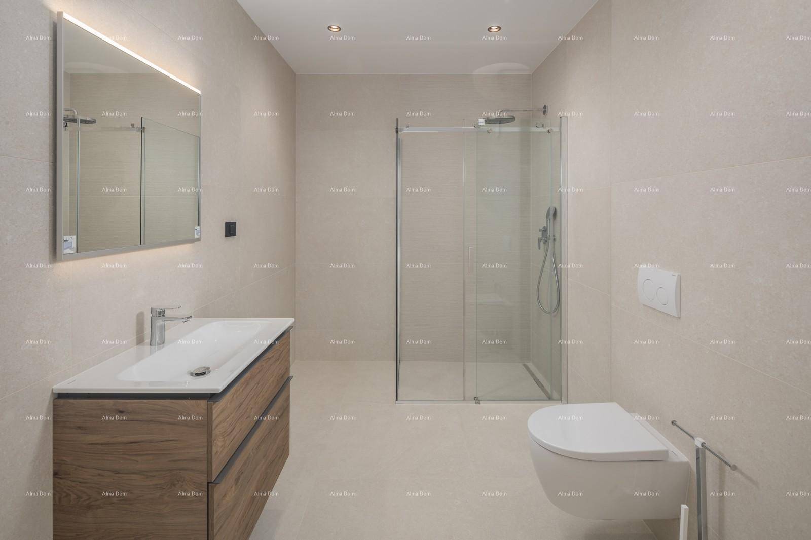 Modernes Badezimmer mit Waschtisch, Wand-WC und begehbarer Dusche, in hellen Farbtönen gehalten.