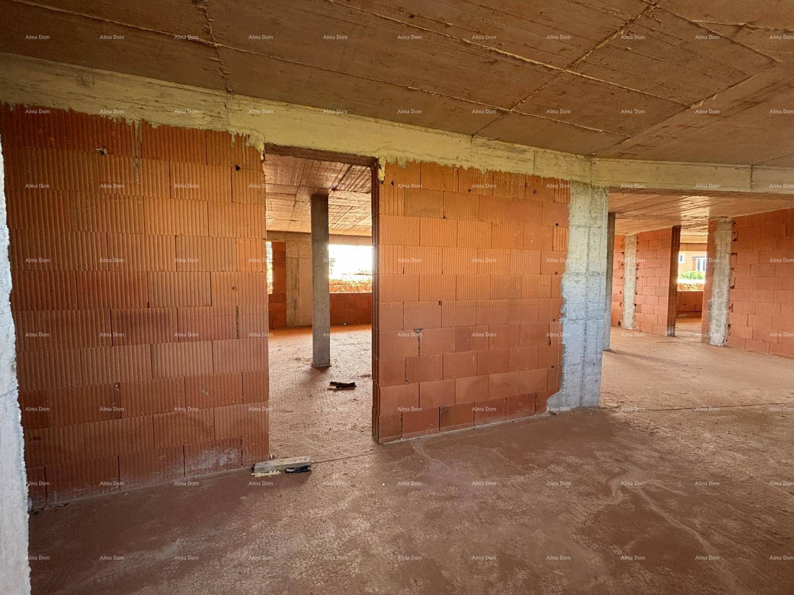 Innenraum im Rohbau mit unverputzten Ziegelwänden und Betondecke, bereit für den Ausbau.