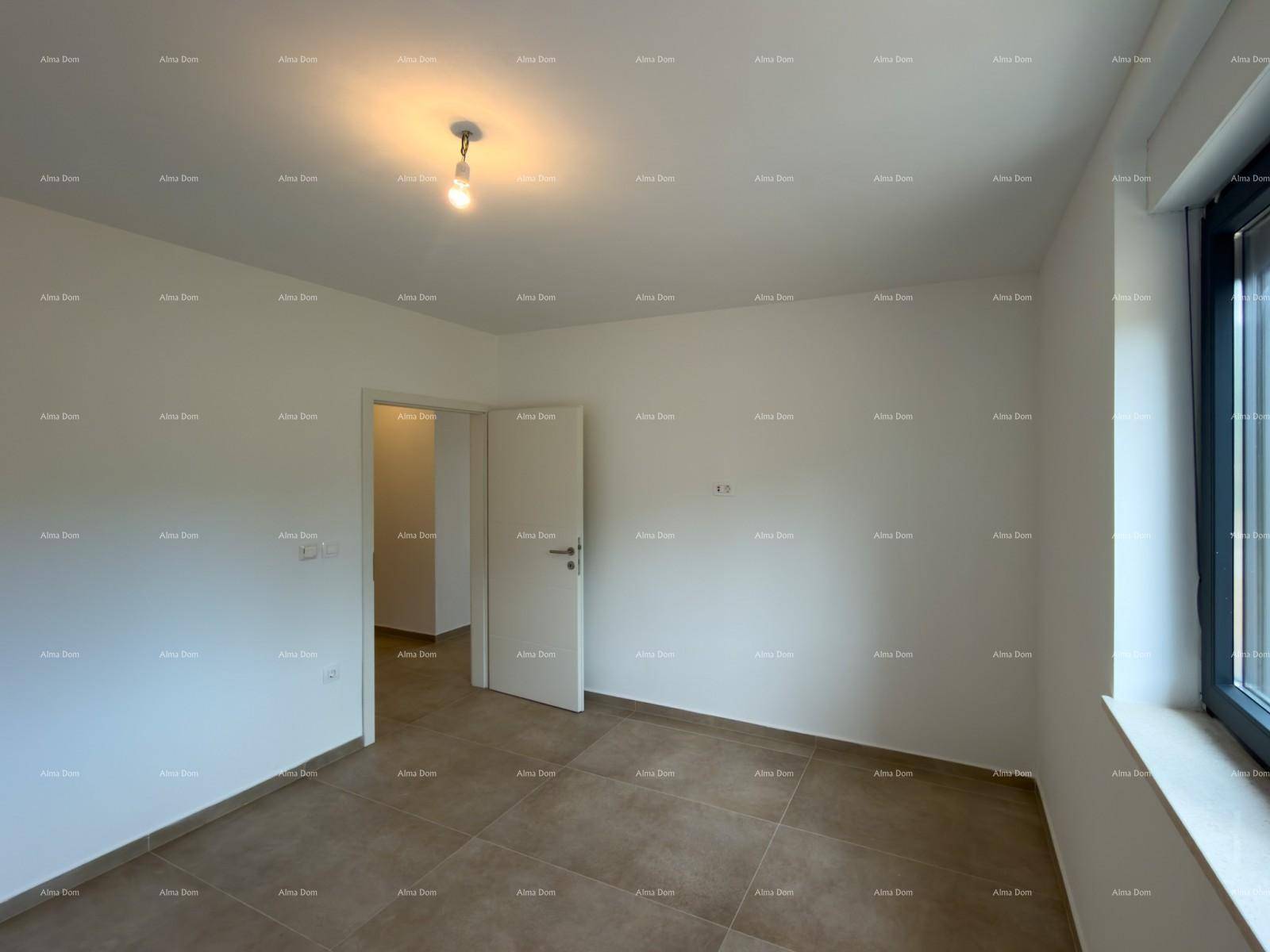 Geräumiges Schlafzimmer mit Fliesenboden und einem großen Fenster, das viel natürliches Licht bietet.