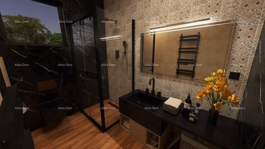 Elegantes Badezimmer mit dunklen Marmorfliesen, Dusche und beleuchtetem Spiegel.