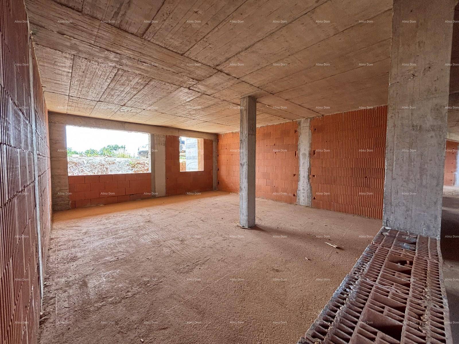 Großer Rohbauraum mit Ziegelwänden, Betonstützen und Blick nach draußen durch Fensteröffnungen.