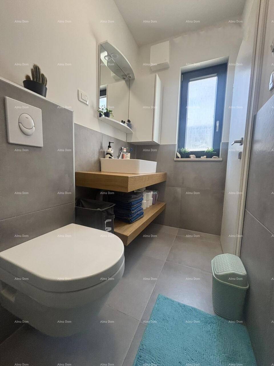 Modernes Gäste-WC mit Fenster, Einzelwaschbecken und grauen Fliesen.