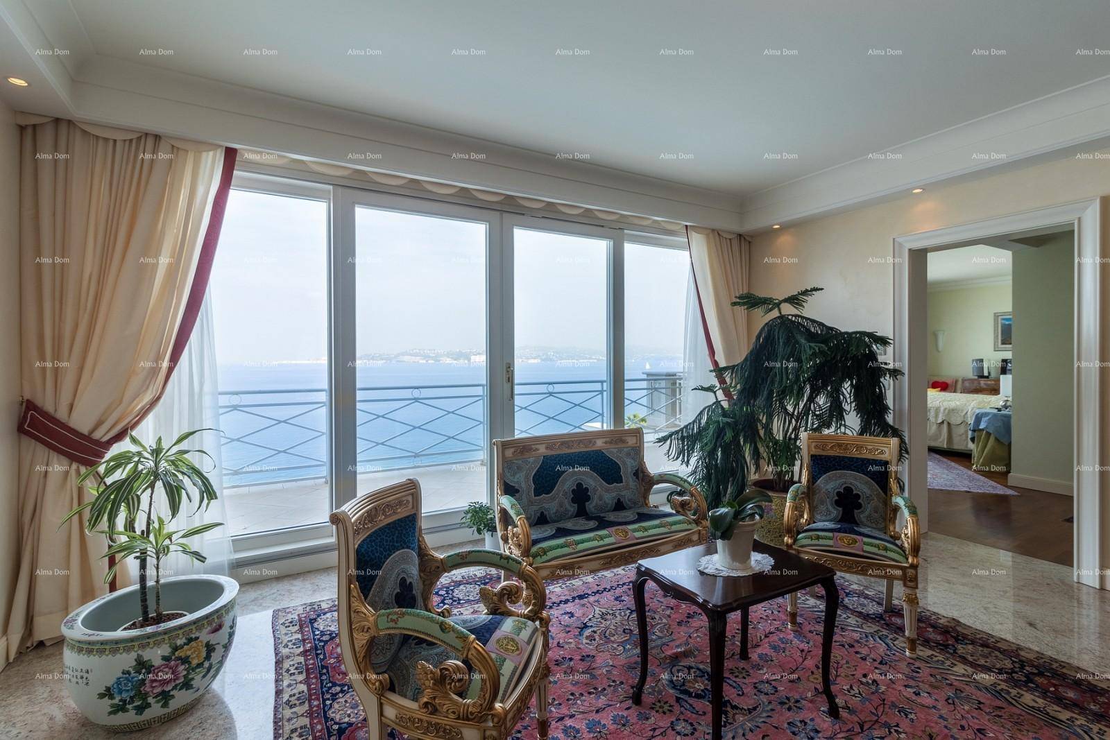 Helles Wohnzimmer mit Meerblick, großen Fenstern und klassischen Möbeln.