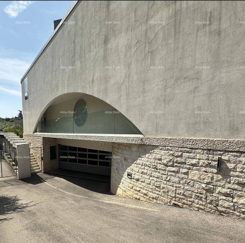 Moderne Gebäudefassade mit markanter Bogenöffnung und integrierter Garage.