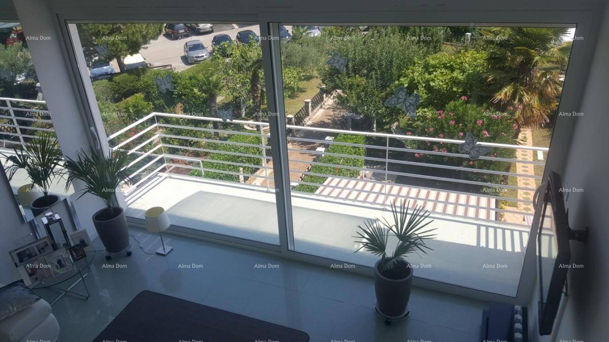 Weitläufiger Blick aus dem Innenraum auf die grüne Landschaft und die umliegenden Gebäude.