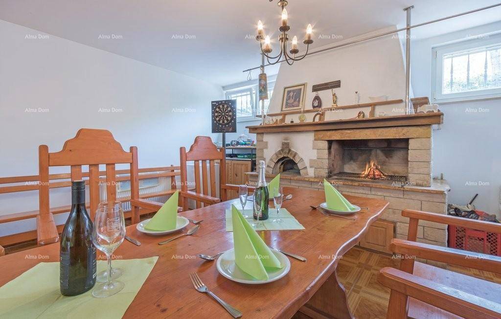 Gemütlicher Essbereich mit Holztisch, Stühlen und einem traditionellen Kamin.