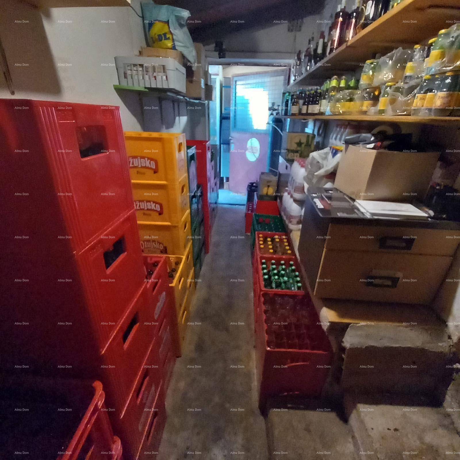 Lagerraum mit Regalen voller Getränkekisten und Vorräten, gut organisiert.