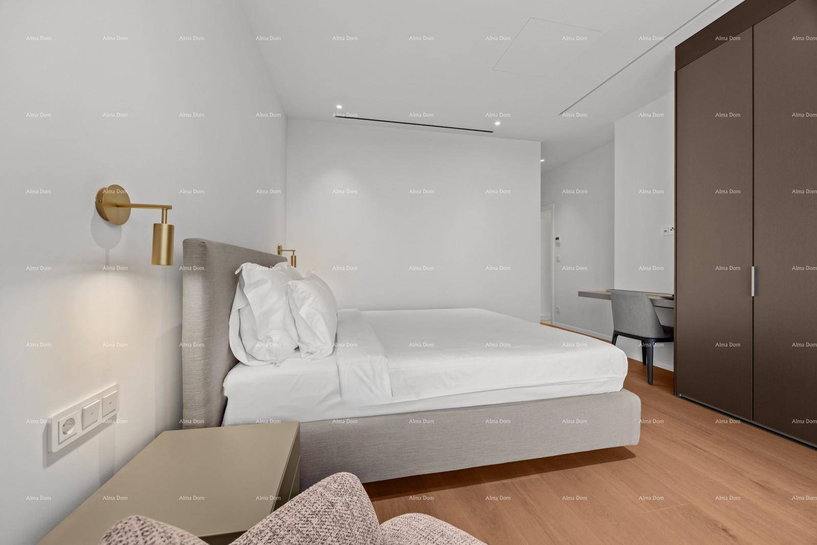 Modernes Schlafzimmer mit Doppelbett, Nachttischen und indirekter Beleuchtung.