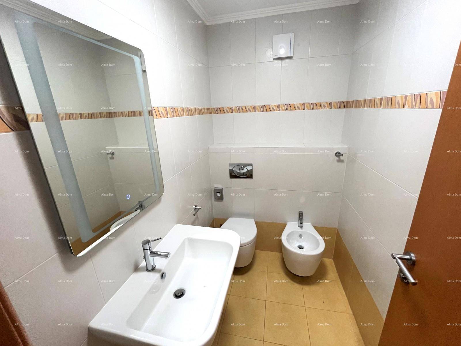 Helles Badezimmer mit modernem Waschbecken, Toilette, Bidet und großem beleuchteten Spiegel.