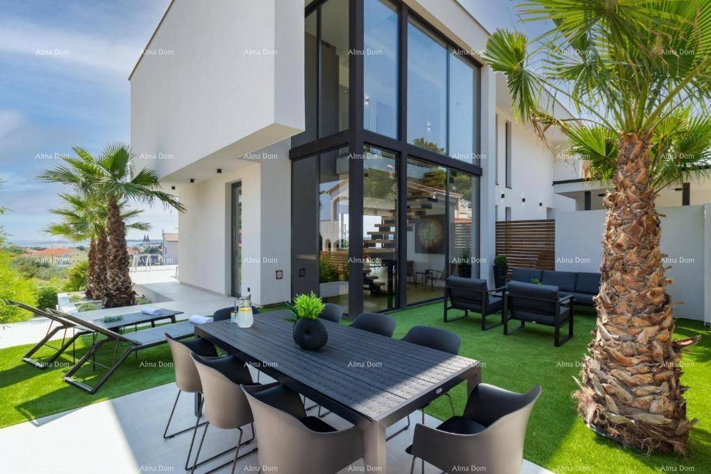 Geräumiger Garten mit Essbereich, Lounge-Möbeln und der modernen Glasfassade der Villa.