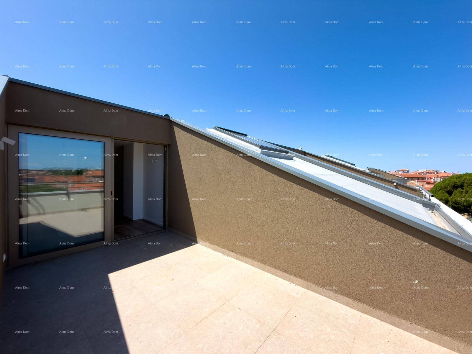 Sonnige Dachterrasse mit Fliesenboden, moderner Fassade und schrägen Dachfenstern.
