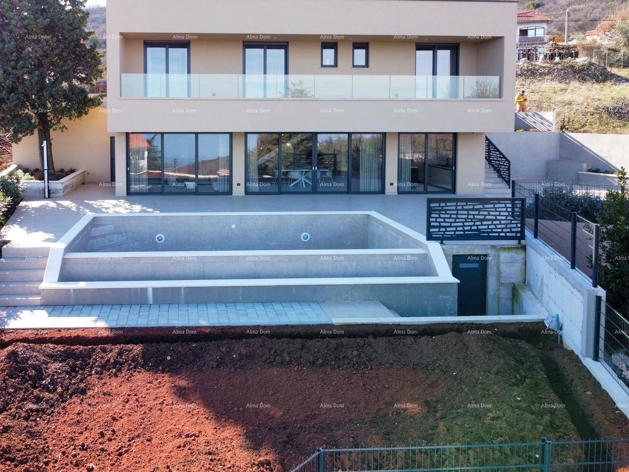 Großzügiger Poolbereich mit moderner Architektur und terrassierten Gartenflächen.