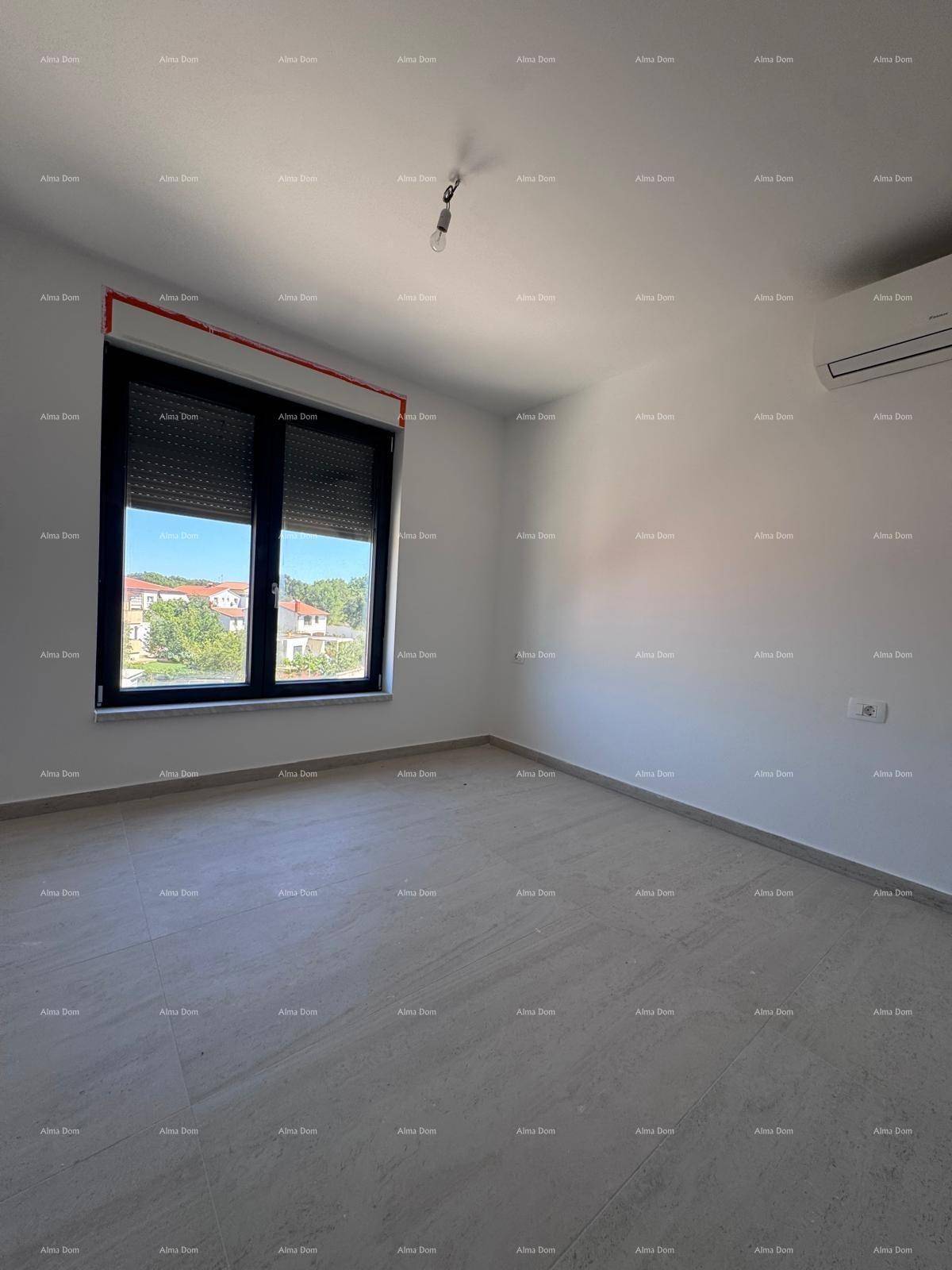 Helles Schlafzimmer mit modernen Fliesen, Klimaanlage und Fenster mit Rollläden für Privatsphäre.