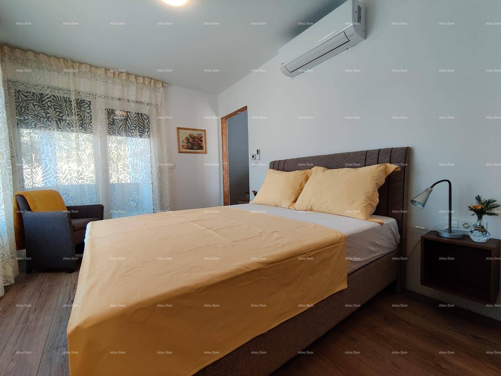 Helles Schlafzimmer mit Holzboden, großem Bett und Klimaanlage für Komfort.