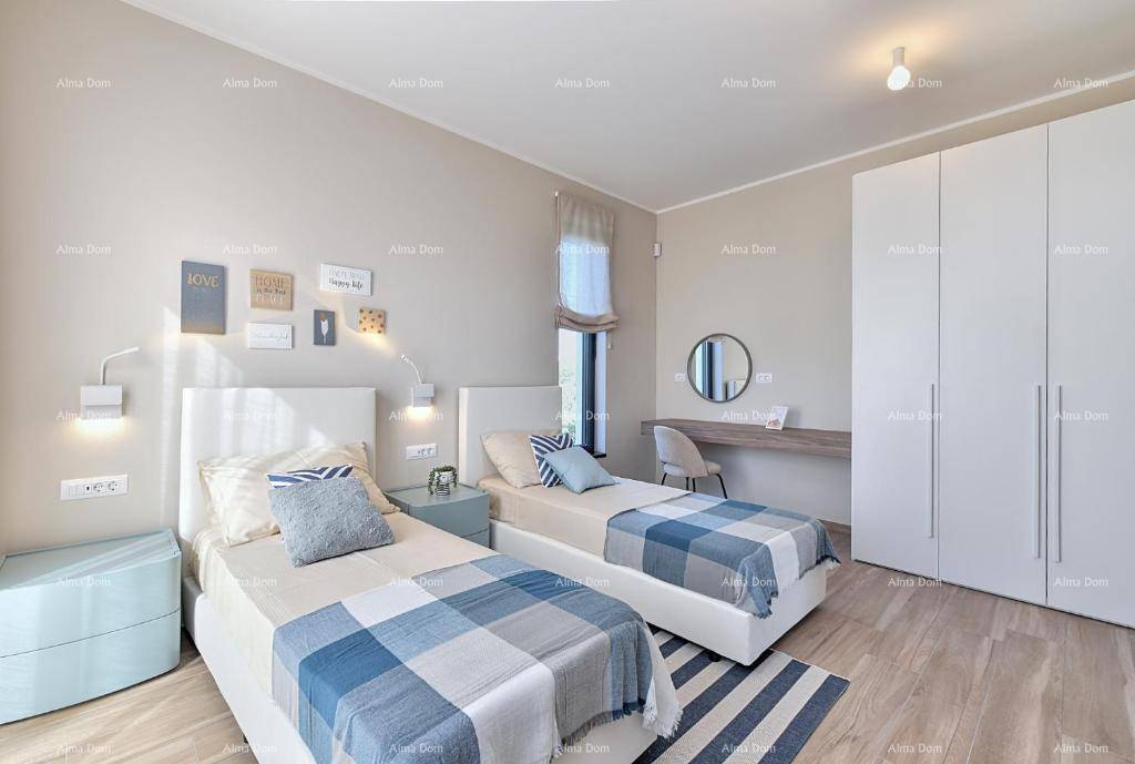 Helles Schlafzimmer mit zwei Einzelbetten, Schreibtisch und weißem Kleiderschrank.