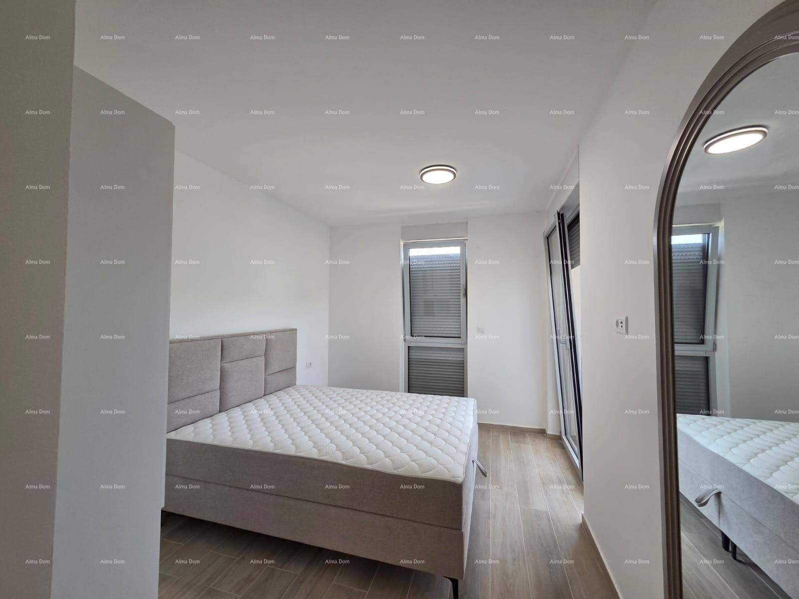 Helles Schlafzimmer mit Doppelbett, großem Spiegel und Fenster mit Jalousien.
