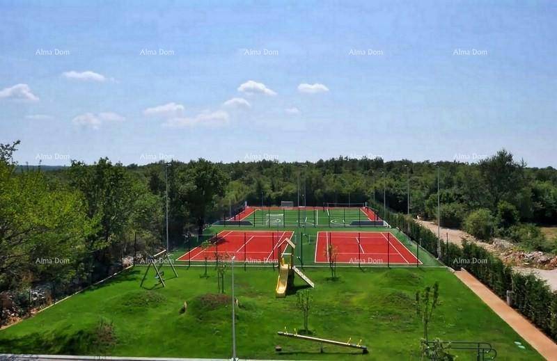 Weitläufige Sportanlagen mit Tennisplätzen, Fußballfeld und Kinderspielplatz.