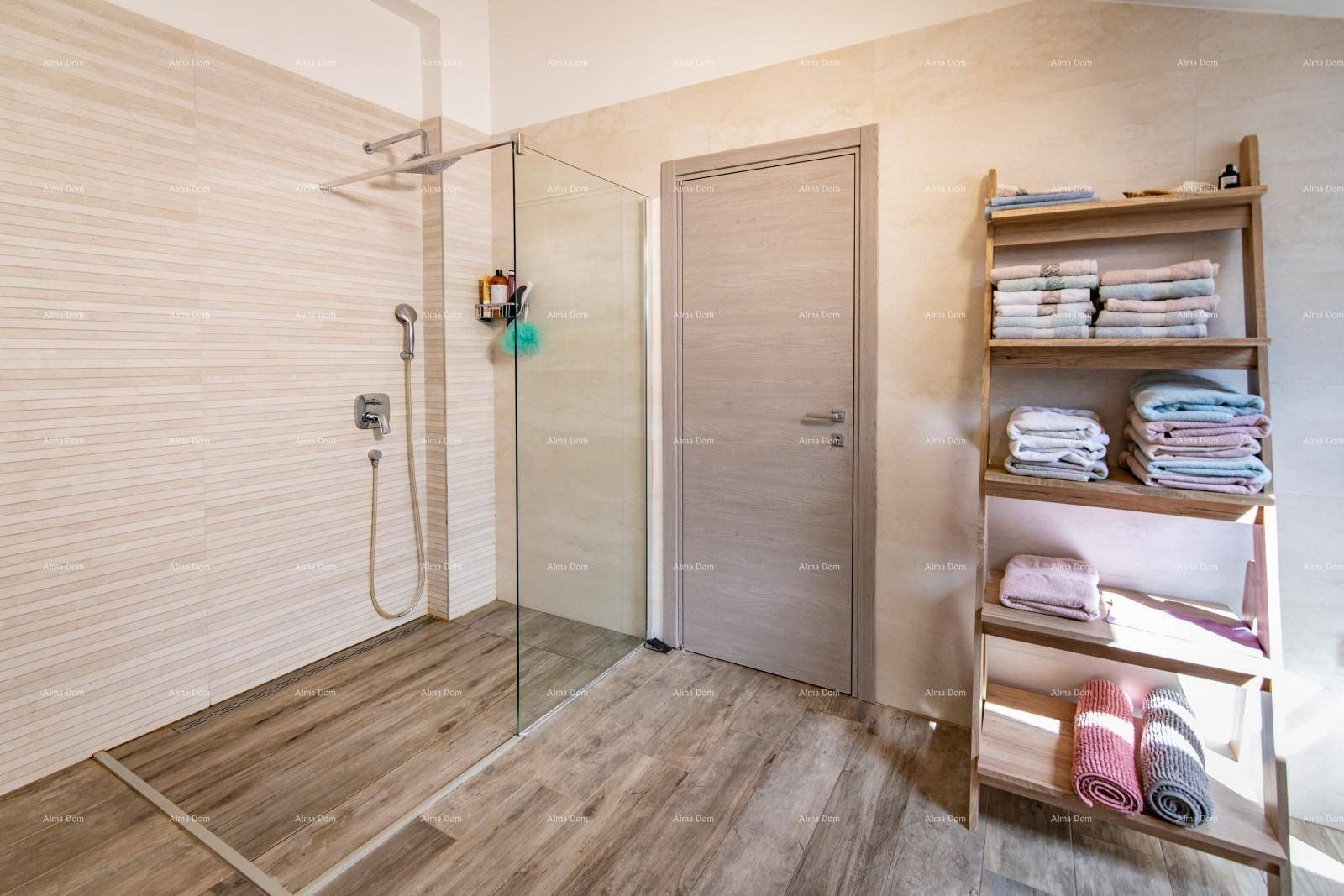 Begehbare Dusche mit Glaswand in einem modernen Badezimmer mit Holzoptik-Fliesen.