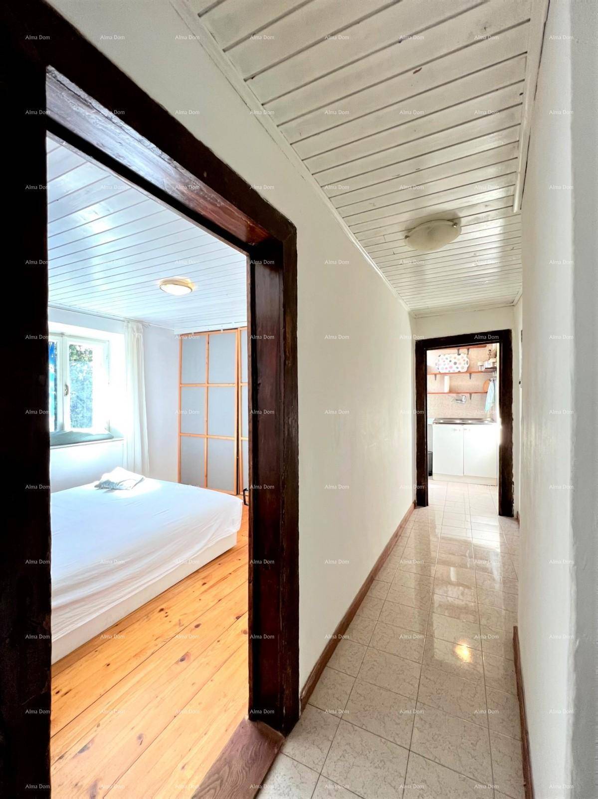 Heller Flur mit Fliesenboden, weißer Holzdecke und Blick in angrenzende Zimmer.