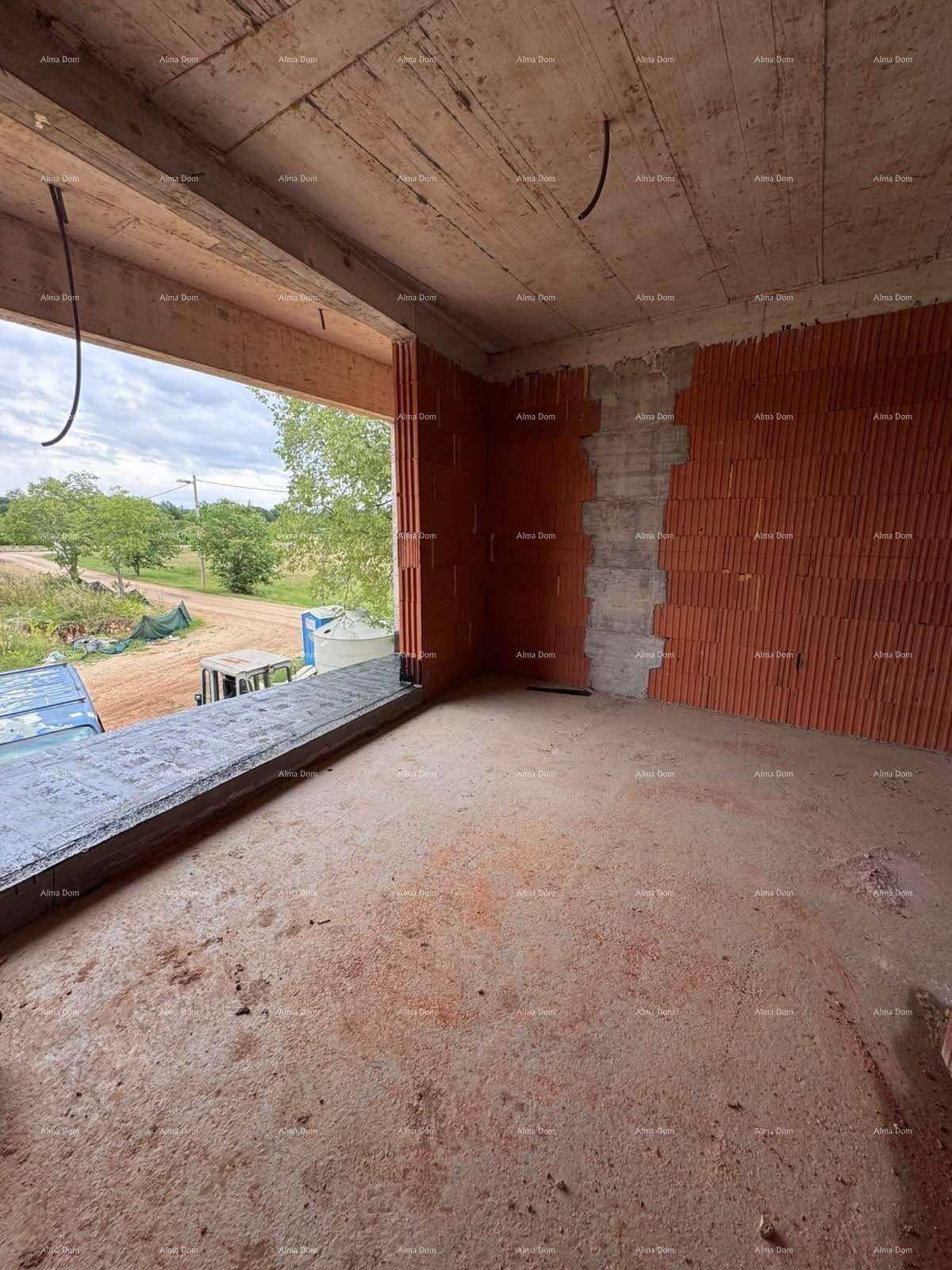 Rohbau eines Zimmers mit großer Fensteröffnung und Blick ins Grüne.