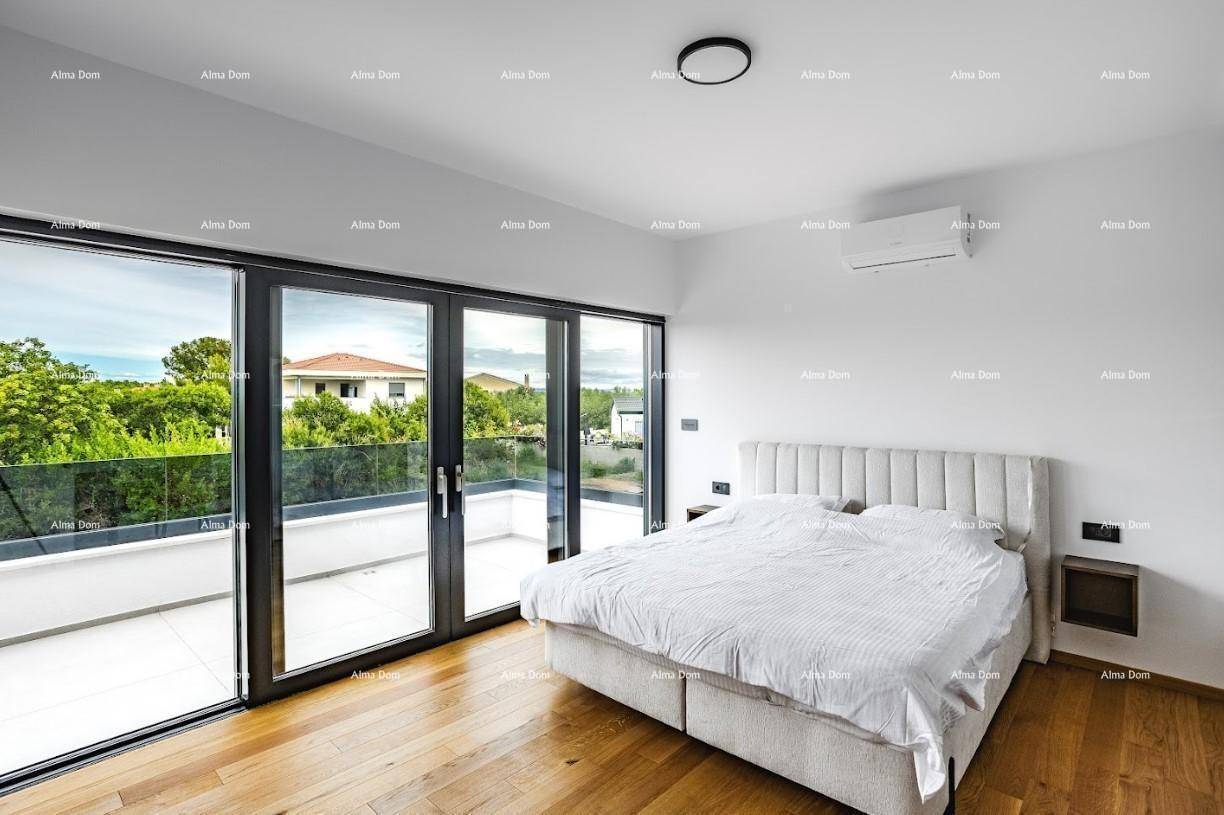 Helles Schlafzimmer mit Holzboden, großem Bett und direktem Zugang zu einem Balkon.