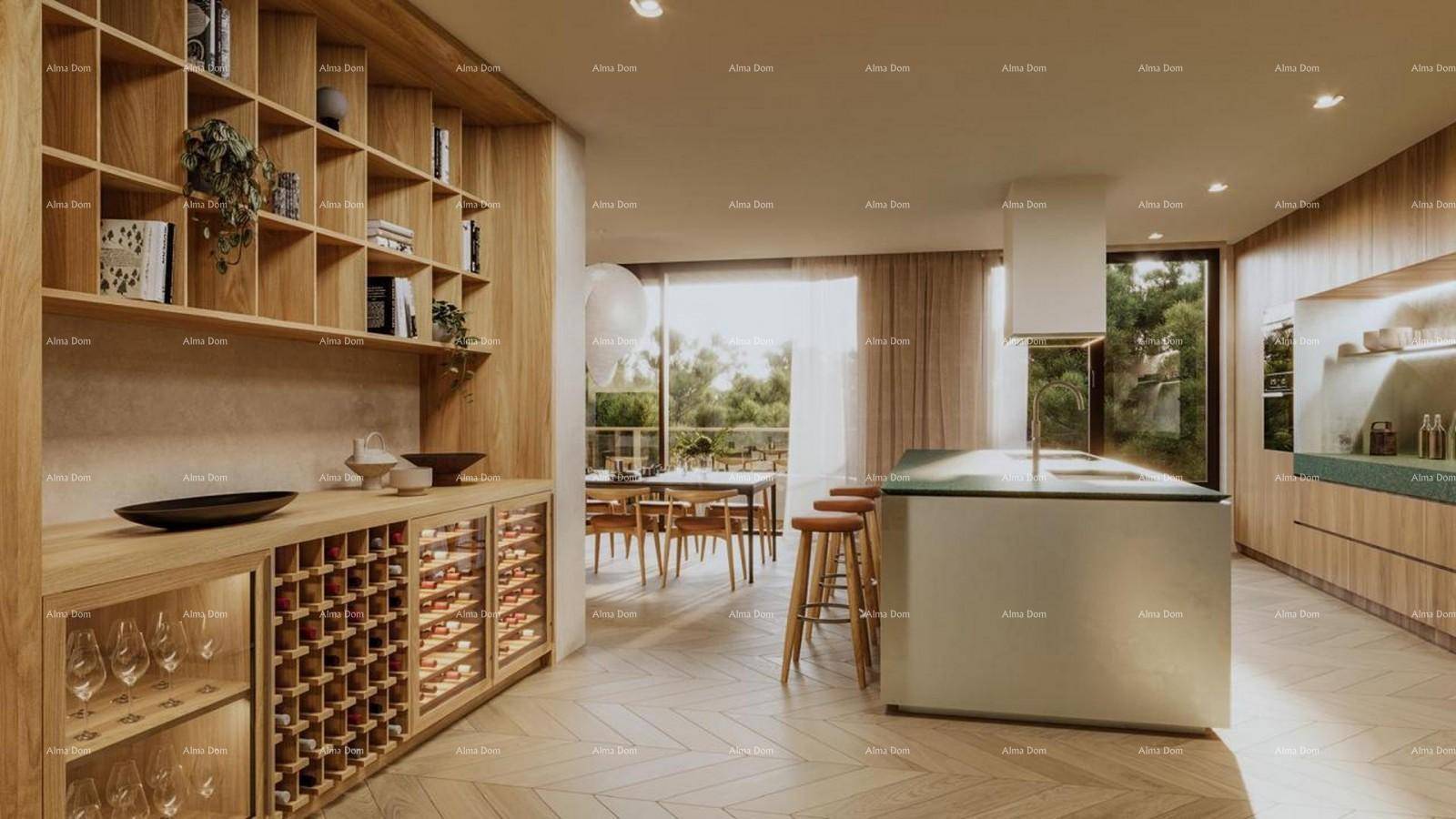 Moderne Küche mit Holzregalen, integriertem Weinkühlschrank und Essbereich im Hintergrund.