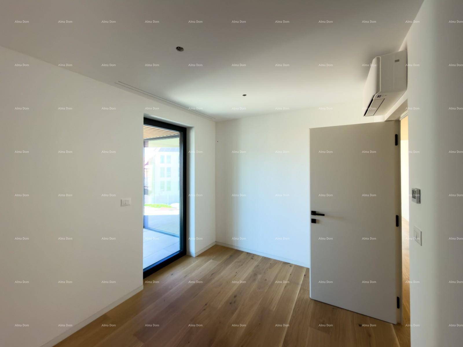 Geräumiges Schlafzimmer mit Holzboden und Klimaanlage, mit Blick ins Grüne durch große Fenster.