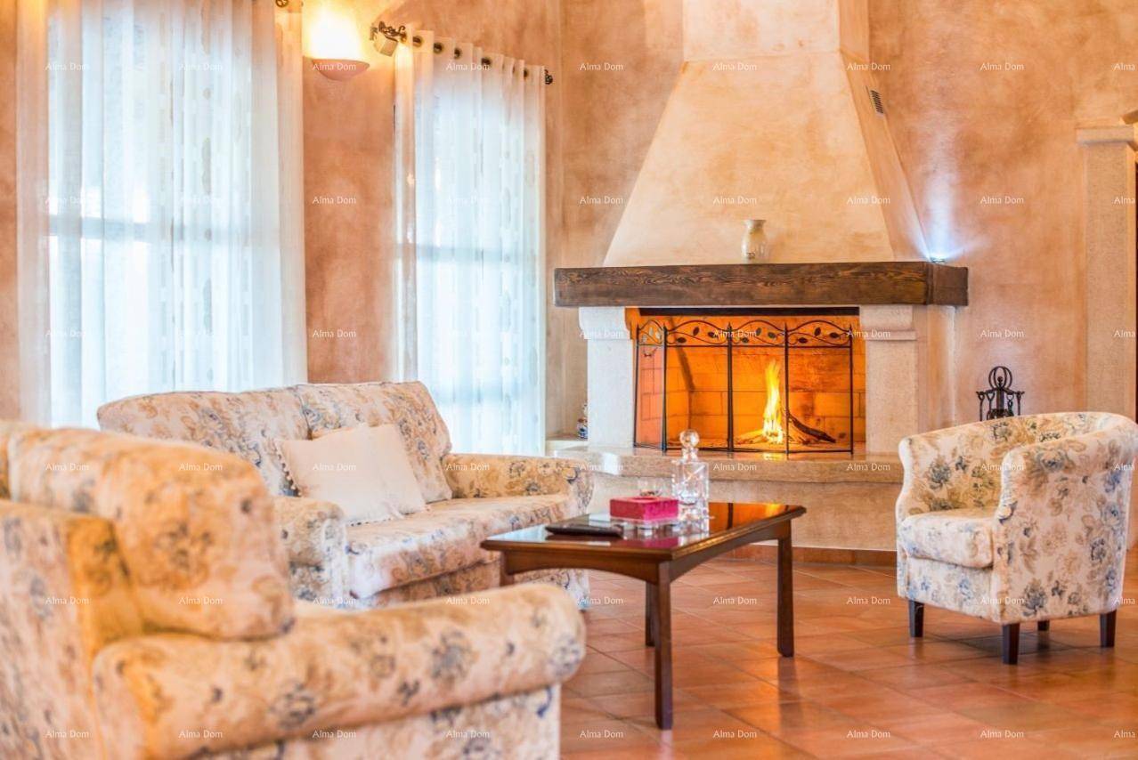 Gemütliches Wohnzimmer mit traditionellem Kamin, bequemen Sofas und Terrakottaboden.