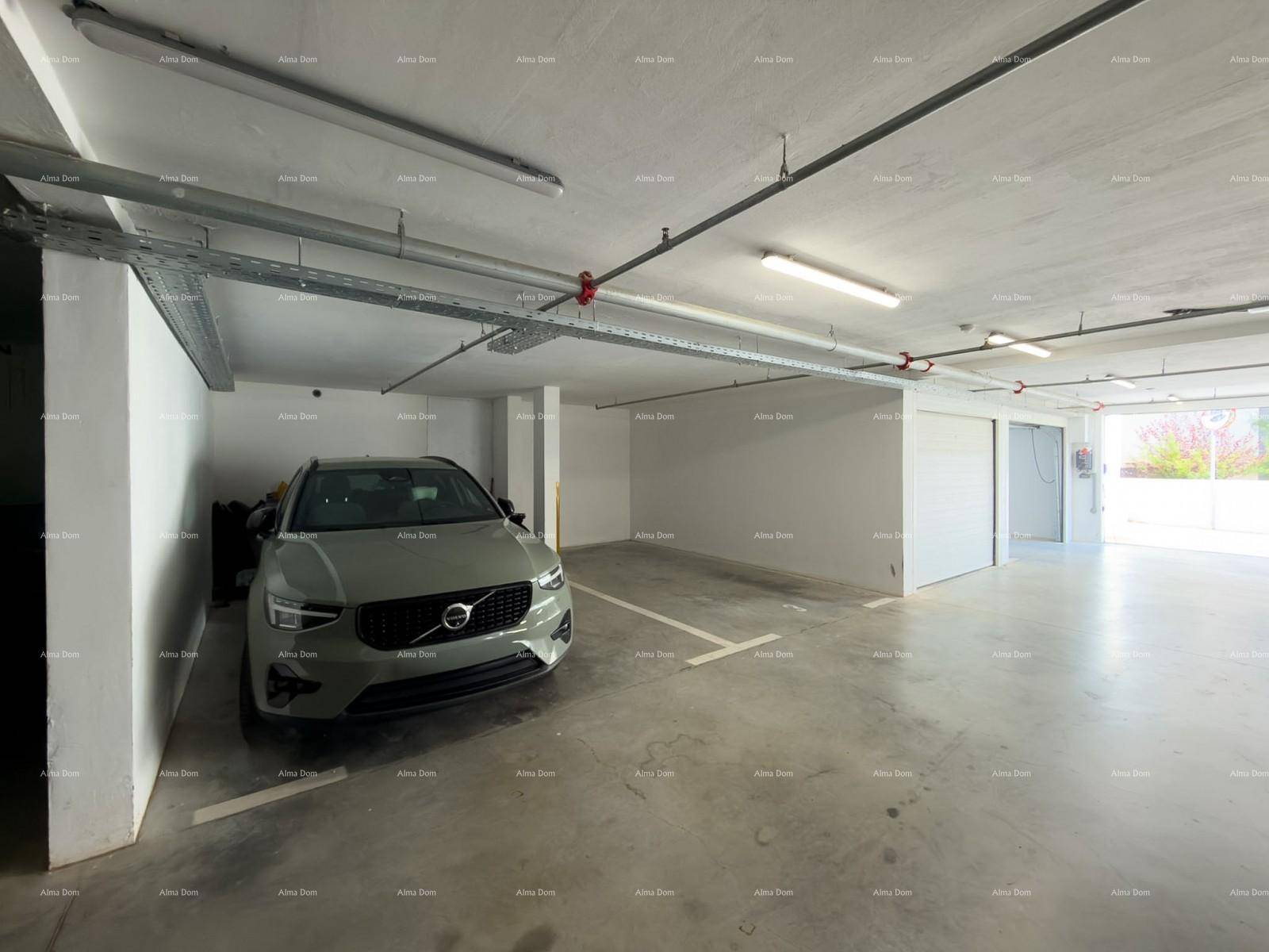 Geräumige Tiefgarage mit markierten Parkplätzen und guter Beleuchtung.