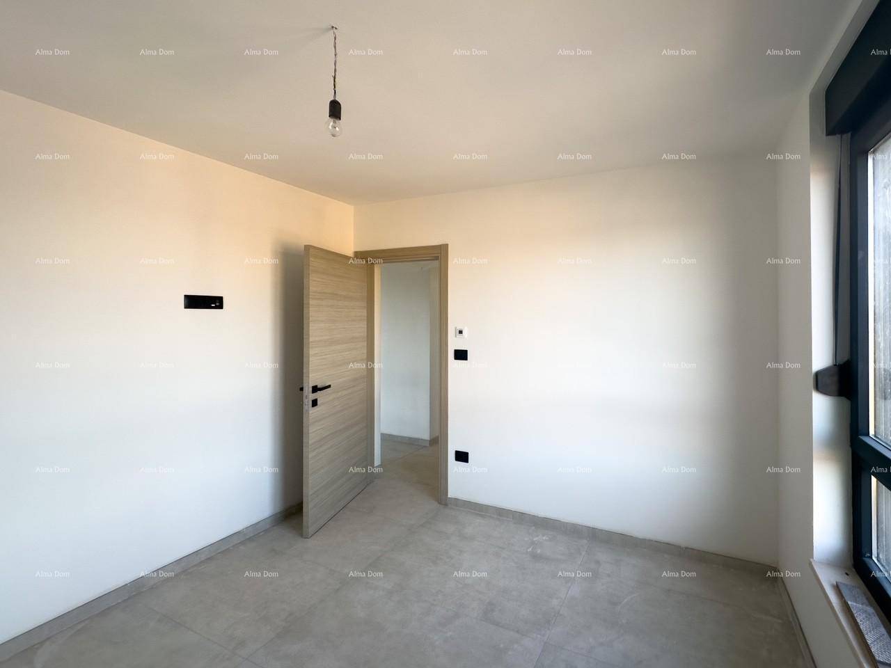 Unmöblierter Raum mit hellen Wänden und Fliesen, ideal als Schlaf- oder Gästezimmer.