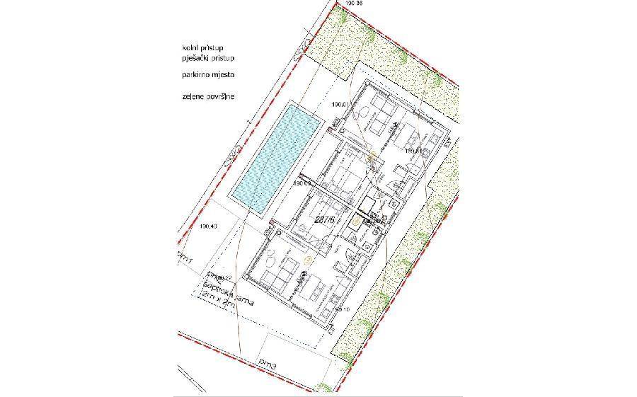 Grundriss eines Gebäudes mit Poolbereich und detaillierter Raumaufteilung für zwei Wohneinheiten.