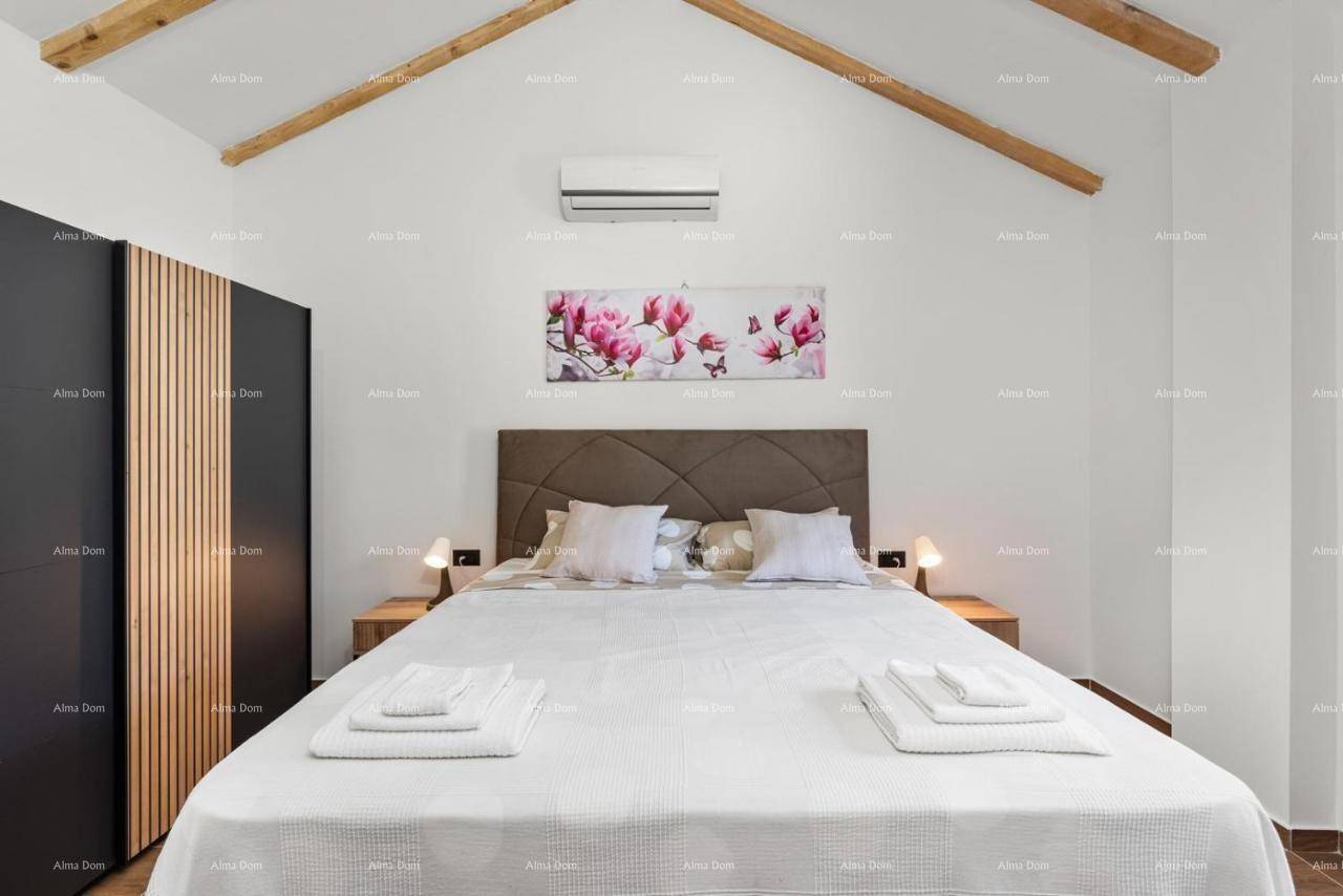 Geräumiges Schlafzimmer mit Doppelbett, Klimaanlage und sichtbaren Deckenbalken.