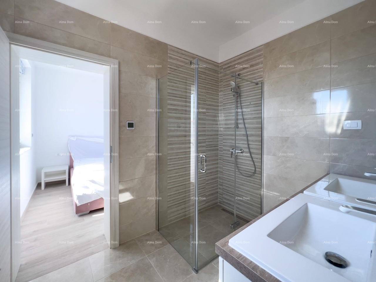 Modernes Badezimmer mit begehbarer Dusche und Blick in das angrenzende Schlafzimmer.