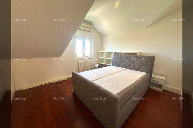 Helles Schlafzimmer im Dachgeschoss mit Doppelbett, Holzboden und Einbauregal.