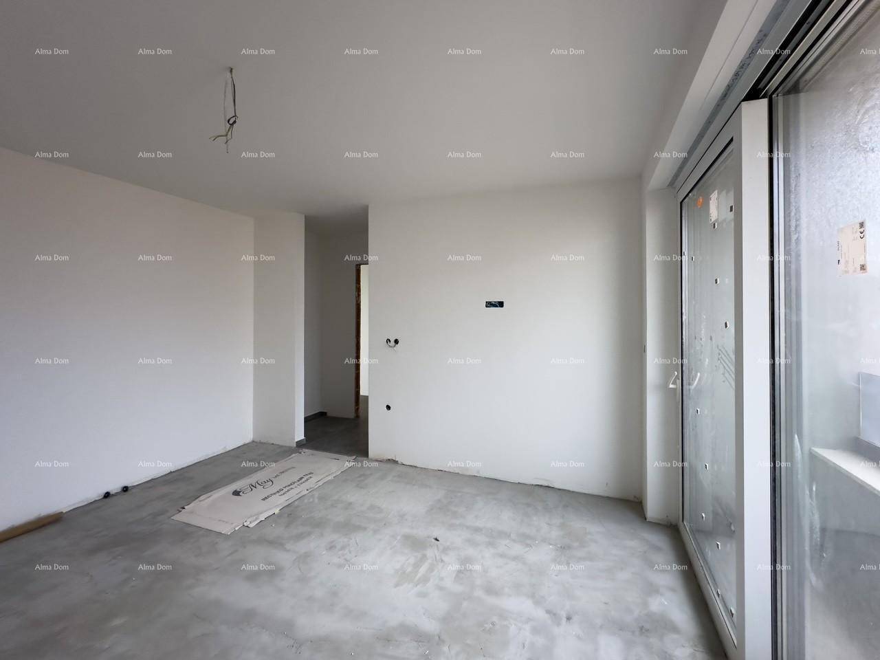 Unfertiger Innenraum mit weißen Wänden, Betonboden und großen Fenstern, bereit für den Ausbau.