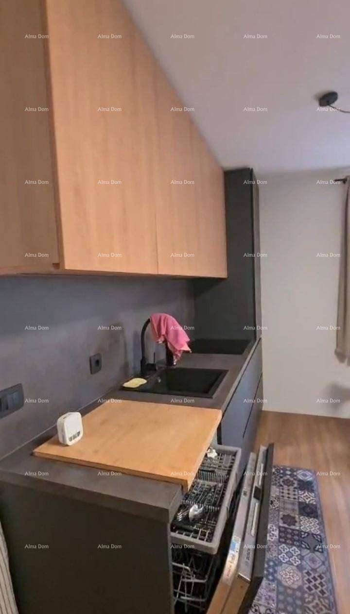 Moderne Küche mit Holz-Oberschränken, grauen Unterschränken und integriertem Geschirrspüler.