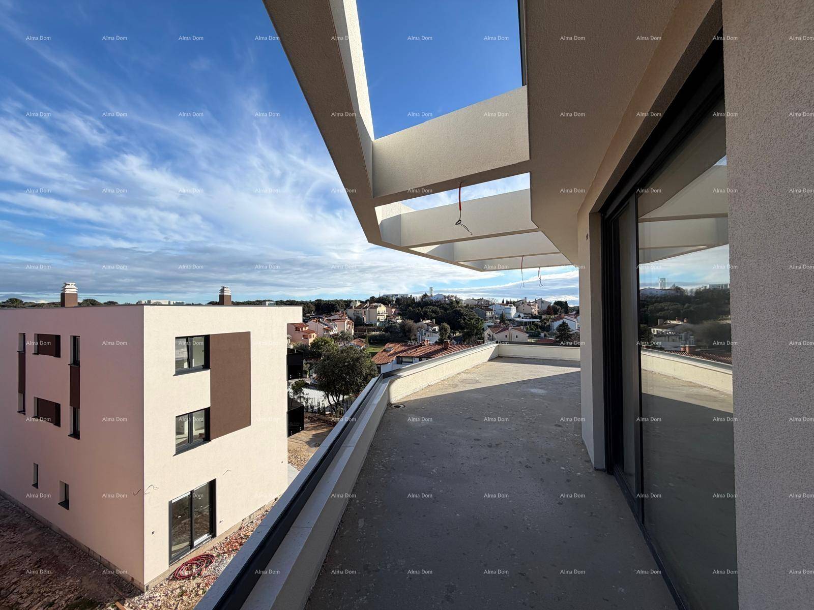 Terrasse im Bau mit Blick auf die Nachbarschaft und ein weiteres modernes Gebäude.