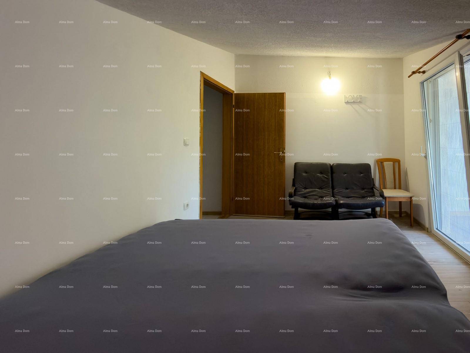 Geräumiges Schlafzimmer mit Doppelbett und Zugang zu einem weiteren Raum.